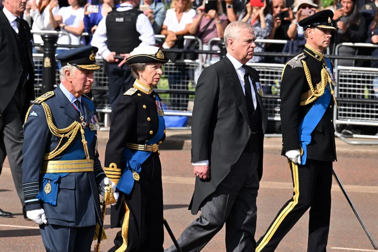 Charles III (à esq.) e irmãos: momento de transição na Coroa britânica e em seus domínios (Leon Neal/Getty Images)