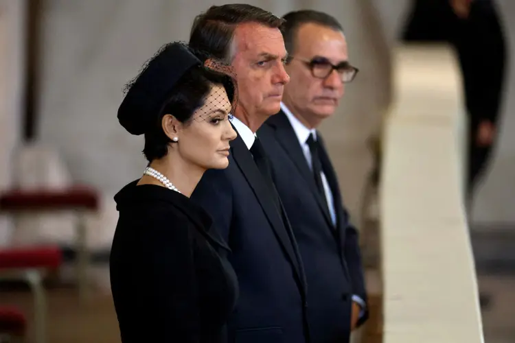 LONDON, ENGLAND - SEPTEMBER 18: President Jair Bolsonaro of Brazil and his wife Michelle Bolsonaro pay their respects to Queen Elizabeth II's flag-draped coffin lying in state on the catafalque at Westminster Hall on September 18, 2022 in London, England. Members of the public are able to pay respects to Her Majesty Queen Elizabeth II for 23 hours a day from 17:00 on September 18, 2022 until 06:30 on September 19, 2022.  Queen Elizabeth II died at Balmoral Castle in Scotland on September 8, 2022, and is succeeded by her eldest son, King Charles III. (Photo by Chip Somodevilla/Getty Images) (Chip Somodevilla/Getty Images)