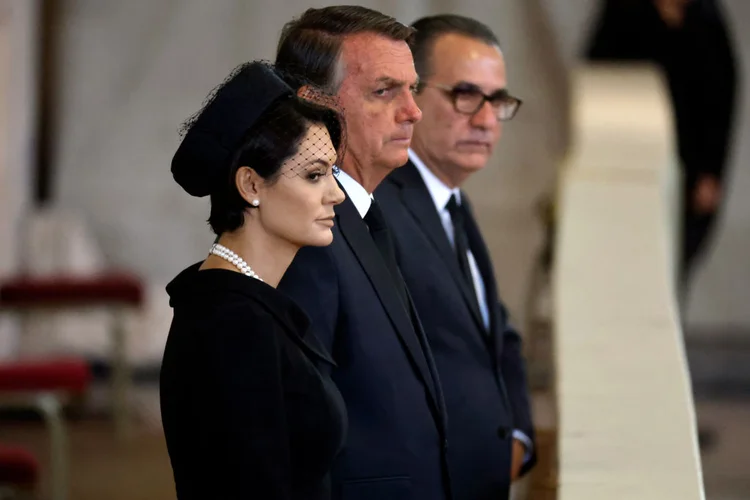 LONDON, ENGLAND - SEPTEMBER 18: President Jair Bolsonaro of Brazil and his wife Michelle Bolsonaro pay their respects to Queen Elizabeth II's flag-draped coffin lying in state on the catafalque at Westminster Hall on September 18, 2022 in London, England. Members of the public are able to pay respects to Her Majesty Queen Elizabeth II for 23 hours a day from 17:00 on September 18, 2022 until 06:30 on September 19, 2022.  Queen Elizabeth II died at Balmoral Castle in Scotland on September 8, 2022, and is succeeded by her eldest son, King Charles III. (Photo by Chip Somodevilla/Getty Images) (Chip Somodevilla/Getty Images)