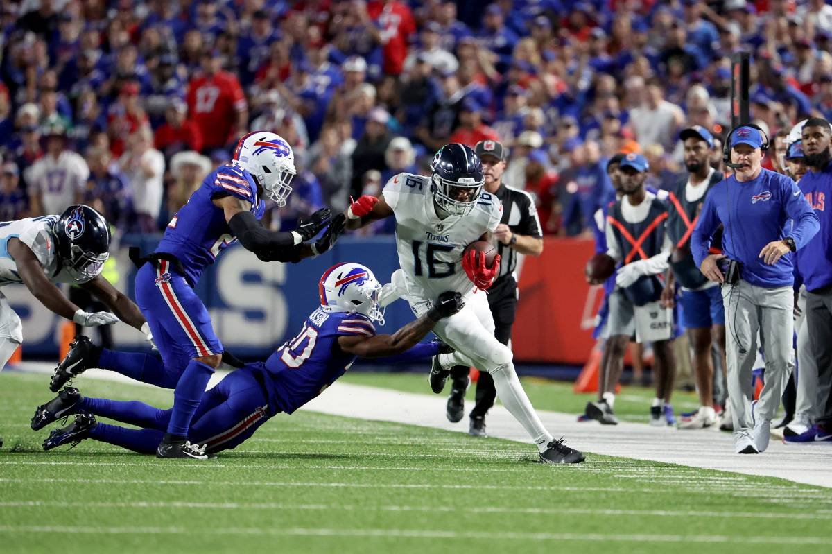 Jogador de futebol americano da nfl passa por um defensor durante um jogo  final