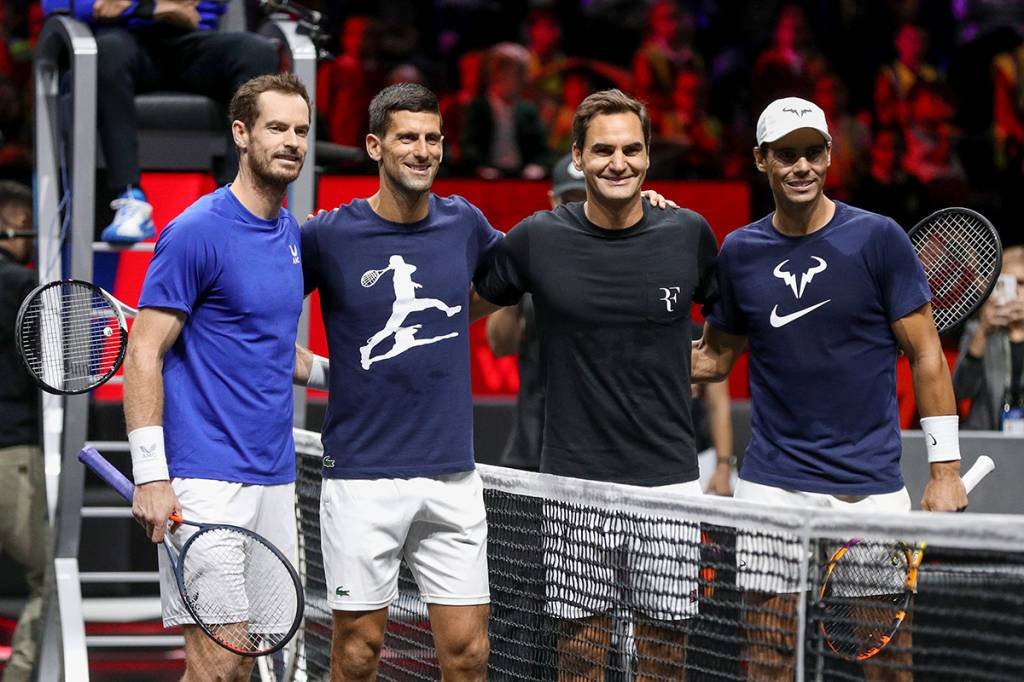 Equipe masculina e retrato em uma quadra de tênis para competição