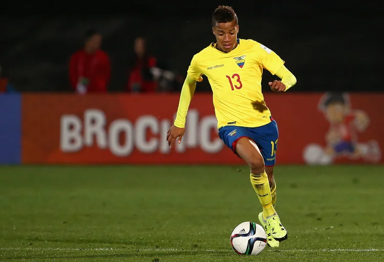 TALCA, CHILE - OCTOBER 21:  Byron Castillo #13 of Ecuador carries the ball during the FIFA U-17 World Cup Chile group D match between Ecuador and Mali at Estadio Fiscal on October 21, 2015 in Talca, Chile.  (Photo by Maddie Meyer - FIFA/FIFA via Getty Images) (Maddie Meyer/Getty Images)