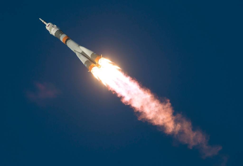 Foguete Soyuz decola para ISS com dois russos e americano a bordo