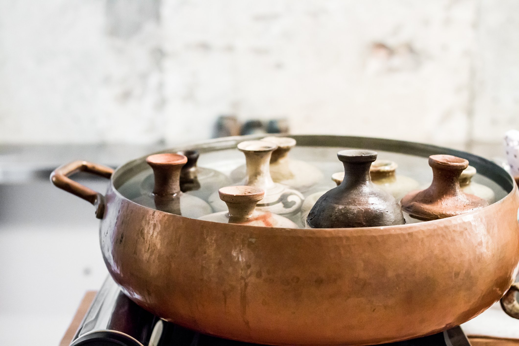 Quente ou gelado: saiba como consumir o saquê em diferentes temperaturas