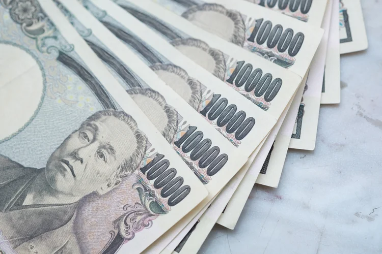 Iene: valor da moeda japonesa subiu após o governo divulgar dados salariais melhores do que o esperado (GettyImages/Reprodução)