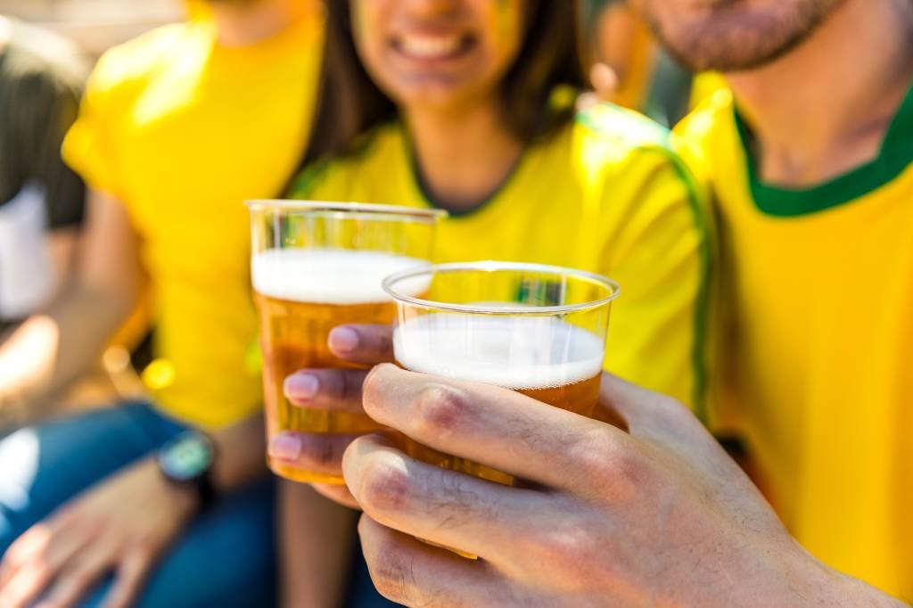 Torcedores que irão à Copa do Catar só poderão ingerir bebida alcoólica fora dos estádios