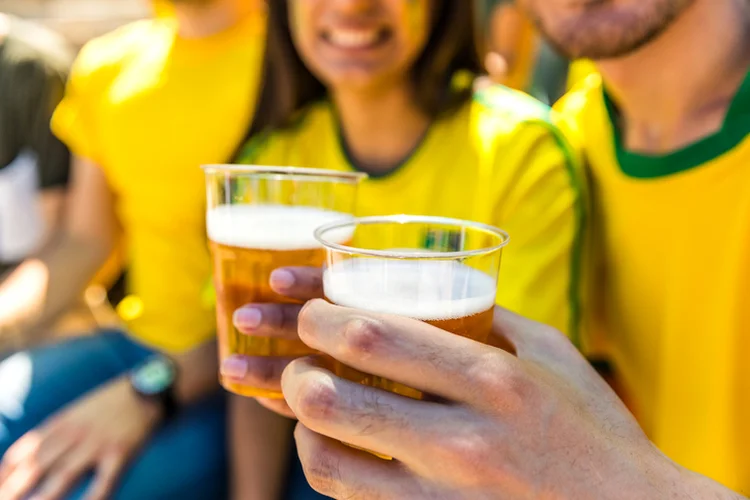 Cerveja na Copa do Caar: cartilha da FIFA prevê liberação para locais específicos (LeoPatrizi/Getty Images)