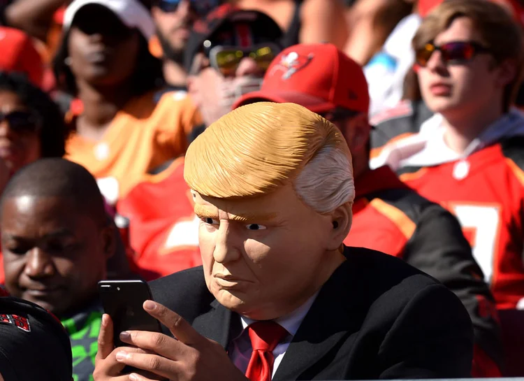 Trump vs. China: smartphone Mate 50 é o símbolo da resiliência chinesa frente aos embargos aplicados pelo ex-presidente americano (harlotte Observer/Tribune News Service/Getty Images)