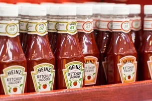 Kraft Heinz elimina corantes artificiais de todos os produtos vendidos nos EUA até 2027