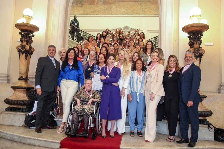 Na cerimônia, realizada na Câmara Municipal do Rio de Janeiro, Carol Paiffer recebeu o título de personalidade do ano do empoderamento feminino e também de destaque do mercado financeiro (Divulgação/Divulgação)