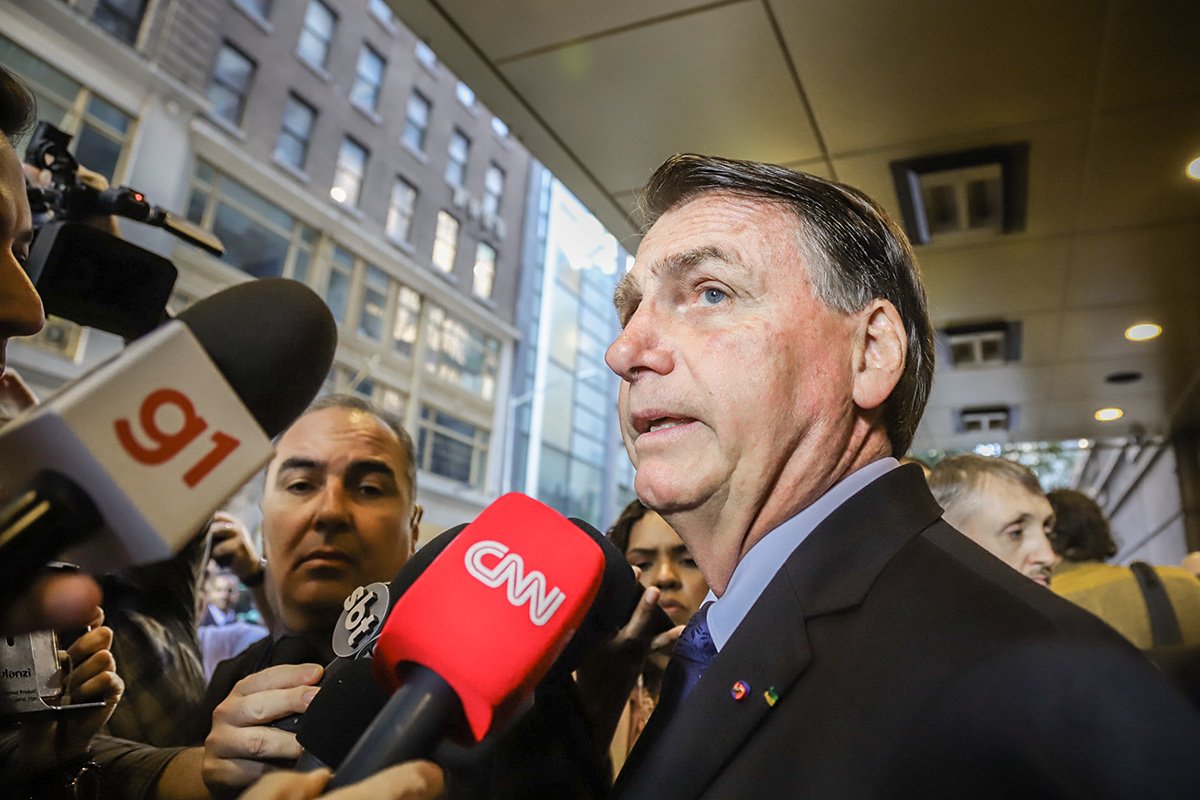 Bolsonaro recebe missão da OEA que observará eleições