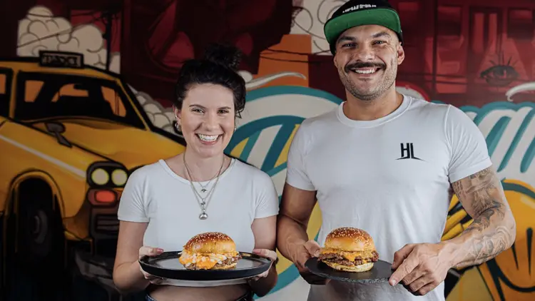 Larissa Tosi e Lucas Menon criaram a EaiBurguer em 2020 (EaiBurguer/Divulgação)