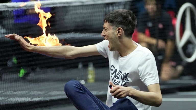 Ambientalista invade torneio de tênis em Londres e atea fogo em seu corpo