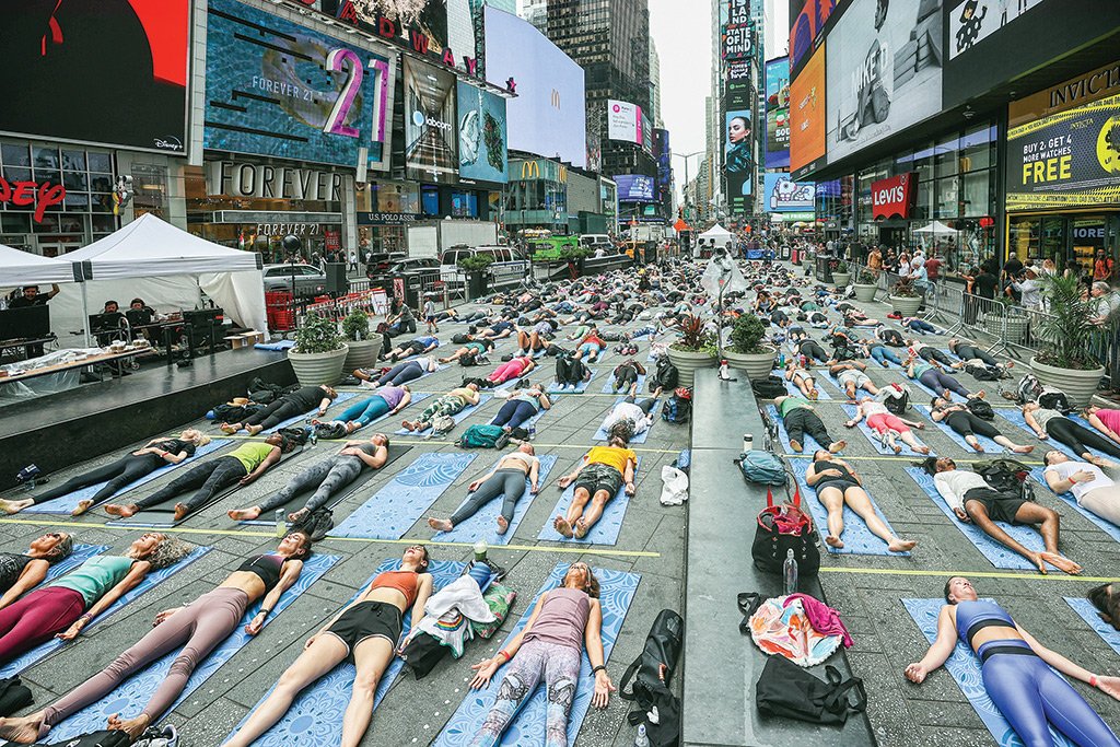 Prática no dia da ioga, em Nova York: a pandemia acelerou a discussão sobre bem-estar (Tayfun Coskun/Getty Images)