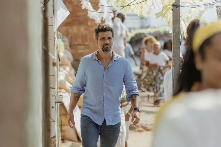 Bruno Gagliasso interpretando Cardona na série espanhola da Netflix, Santo. (Manolo Pavón/Netflix)