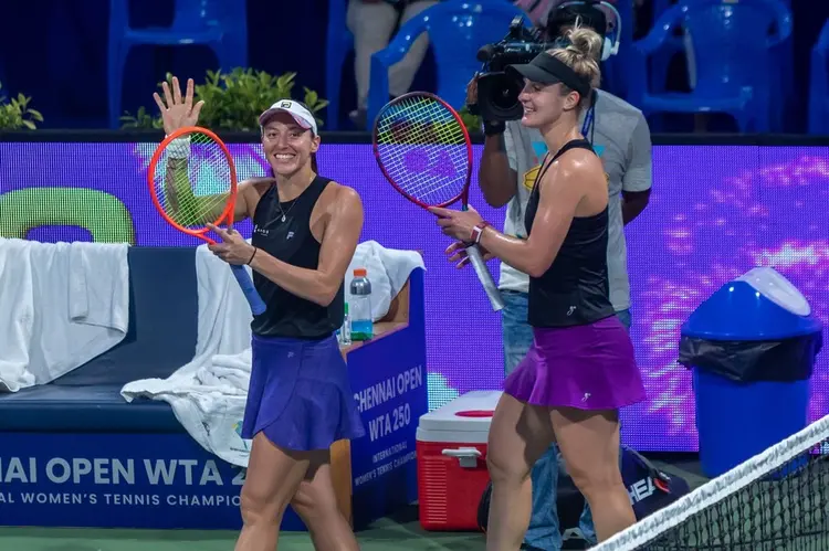 Luisa Stefani e a canadense Gabriela Dabrowski durante o torneio (WTA/Divulgação)