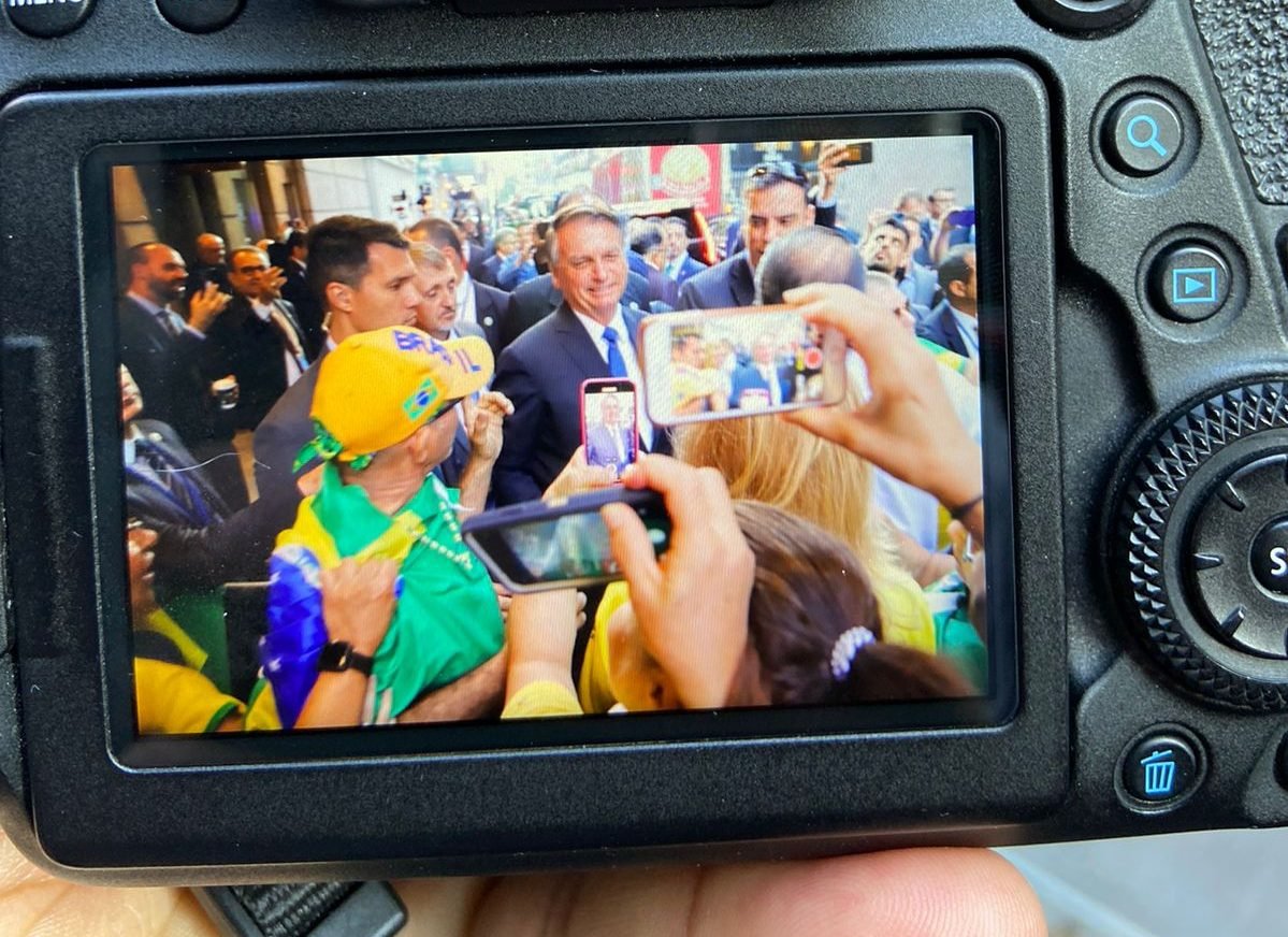 Bolsonaro na saída do hotel em NY NÃO USAR ESSA FOTO