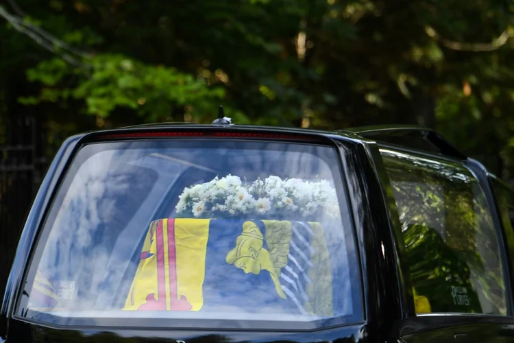 Elizabeth II: caixão chegará por volta das 16h locais (12h em Brasília) à capital escocesa, onde permanecerá até terça-feira, quando um avião o transportará para Londres (AFP/AFP Photo)