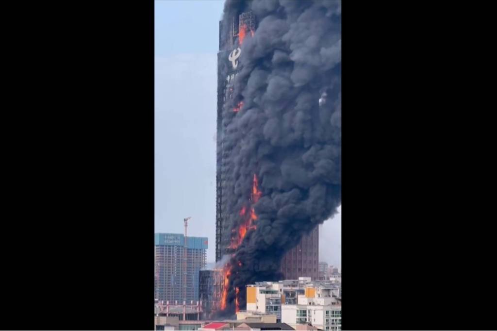 Incêndio de grandes proporções atinge arranha-céu na China; veja vídeo