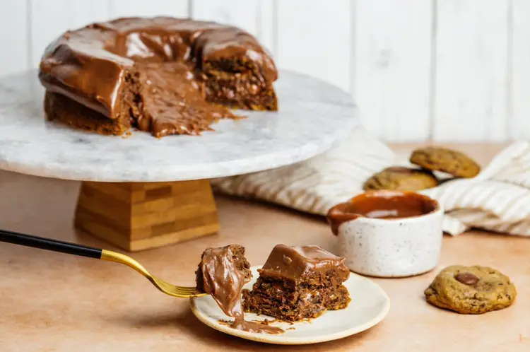 Cookie assado em formato de bolo e acompanhado por uma cremosa calda de brigadeiro, da confeitaria Beik. (Divulgação/Divulgação)