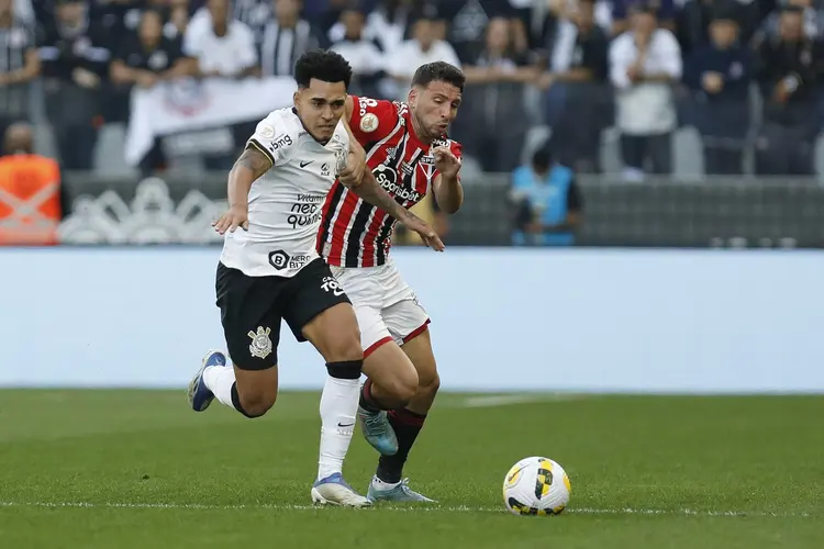 SAO PAULO, BRAZIL - MAY 22: Du Queiroz of Corinthians fights for the ball with Jonathan Calleri of Sao Paulo during the match between Corinthians and São Paulo as part of Brasileirao Series A 2022 at Neo Quimica Arena on May 22, 2022 in Sao Paulo, Brazil. (Photo by Ricardo Moreira/Getty Images) (Ricardo Moreira/Getty Images)