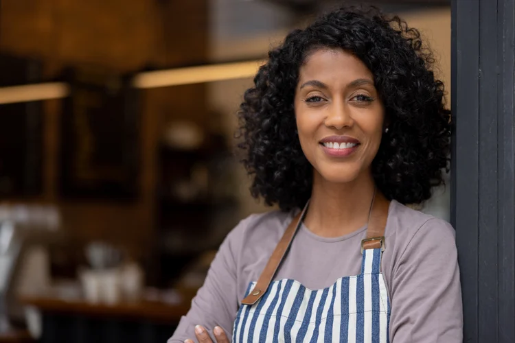 Mulheres encontram dificuldades em acessar o mercado e o capital (Hispanolistic/Getty Images)