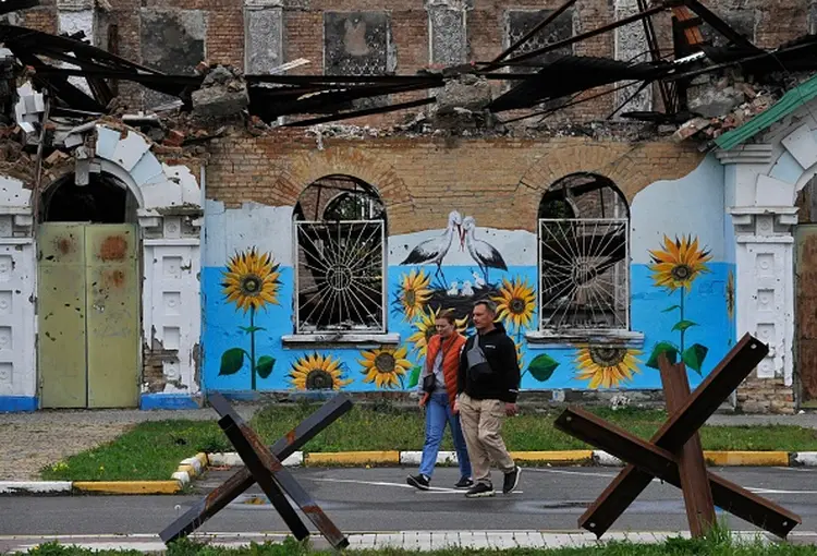 Ucrânia: país encontra centenas de corpos em cidade retomada dos russos (SERGEI CHUZAVKOV / AFP/Getty Images)