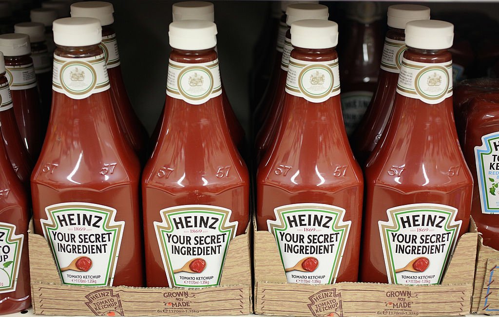 Após morte da rainha Elizabeth II, ketchup Heinz terá que mudar rótulo; entenda