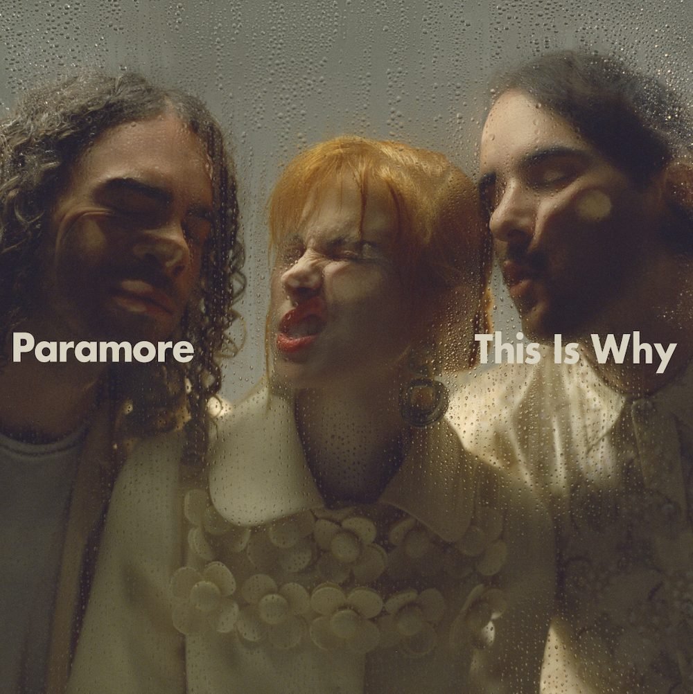 Paramore corta ex-integrantes em foto de aniversário de álbum