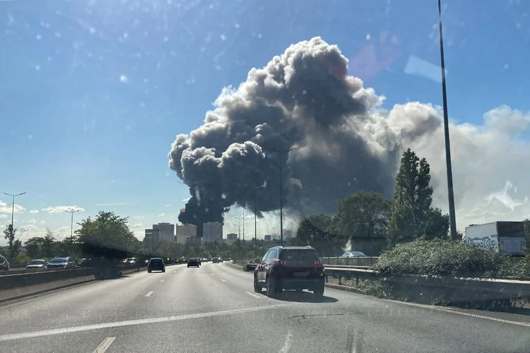 Uma espessa nuvem de fumaça podia ser vista a quilômetros de distância.  (Aurore MESENGE/AFP)