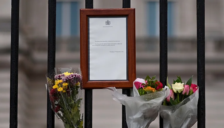 Flores para a rainha no palácio de Buckingham, em Londres (Gareth Copley/Getty Images)