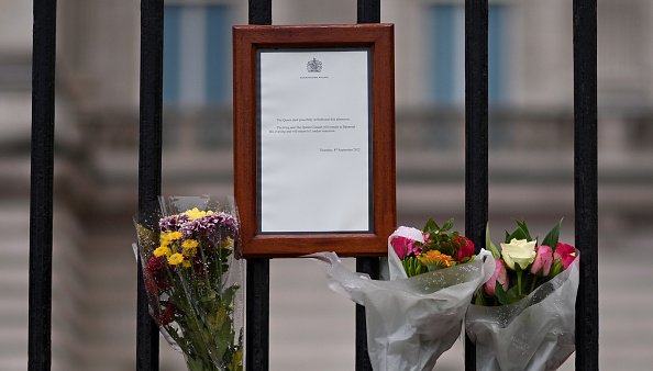 Flores para a rainha no palácio de Buckingham, em Londres (Gareth Copley/Getty Images)