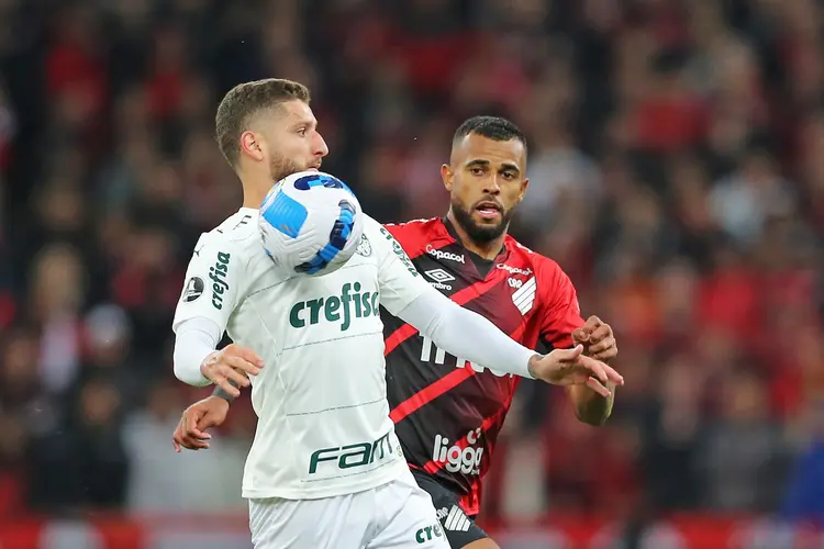 CURITIBA, BRAZIL - AUGUST 30: Ze Rafael of Palmeiras controls the ball as Alex Santana of Athletico Paranaense defends during a Copa CONMEBOL Libertadores 2022 first-leg semifinal match between Athletico Paranaense and Palmeiras at Arena da Baixada on August 30, 2022 in Curitiba, Brazil. (Photo by Heuler Andrey/Getty Images) (Heuler Andrey/Getty Images)