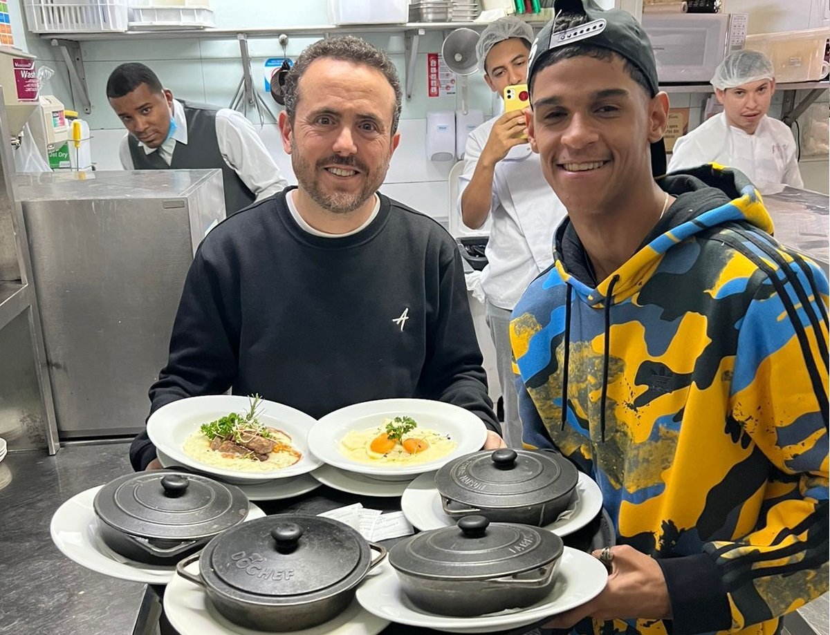 Isaac Azar recebe famosos na abertura do Paris 6 Vaudeville em São Paulo