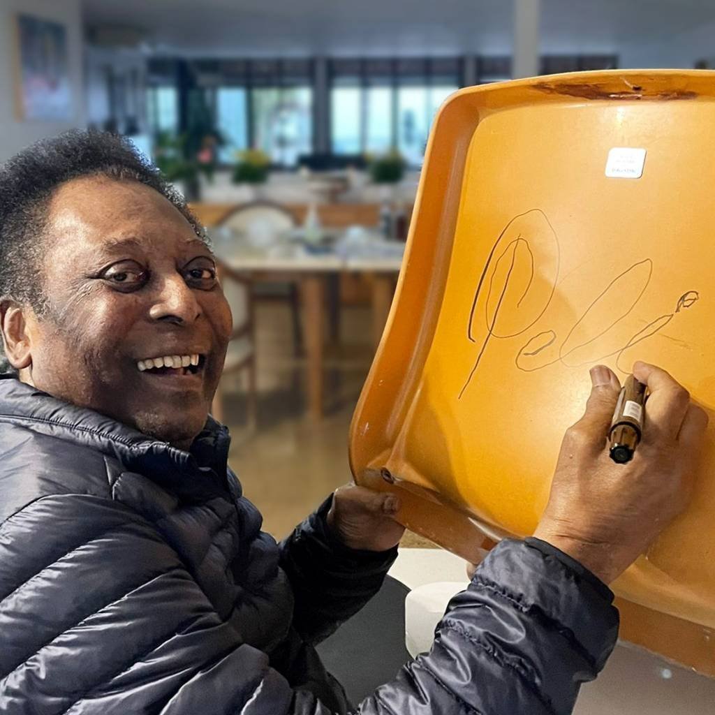 Cadeira autografada por Pelé: venda com propósito nobre (Foto/Divulgação)