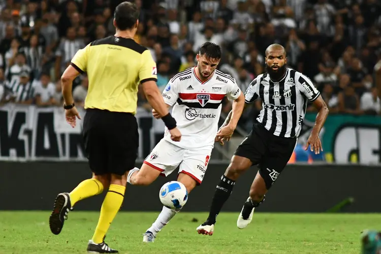 Sao Paulo's Argentine Jonathan Calleri (C) and Ceara's Messias vie for the ball during their Copa Sudamericana football tournament quarterfinals all-Brazilian second leg match at the Arena Castelao stadium in Fortaleza, Brazil, on August 10, 2022. (Photo by Kely Pereira / AFP) (Photo by KELY PEREIRA/AFP via Getty Images) (KELY PEREIRA/AFP/Getty Images)