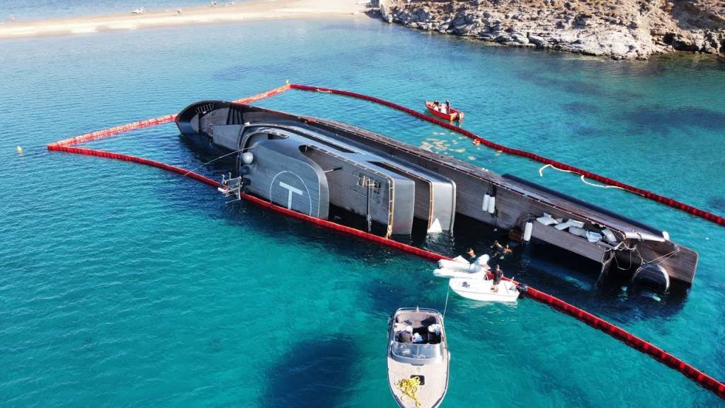 Superiate Aegean 007: A embarcação de luxo, que era ocupada por cinco passageiros de origem não grega, encalhou, tombou e afundou (Youtube/reprodução/Reprodução)