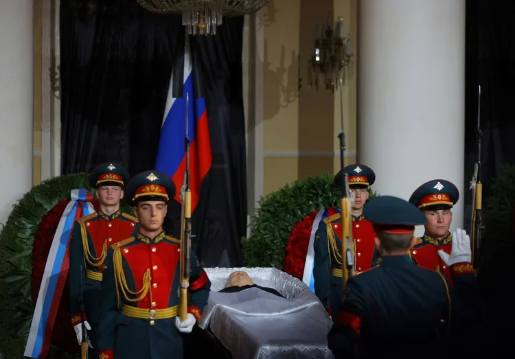 Guarda de honra diante do caixão do último líder soviético, Mikhail Gorbachev, na Casa dos Sindicatos em Moscou

 (Gokan GUNES/AFP)