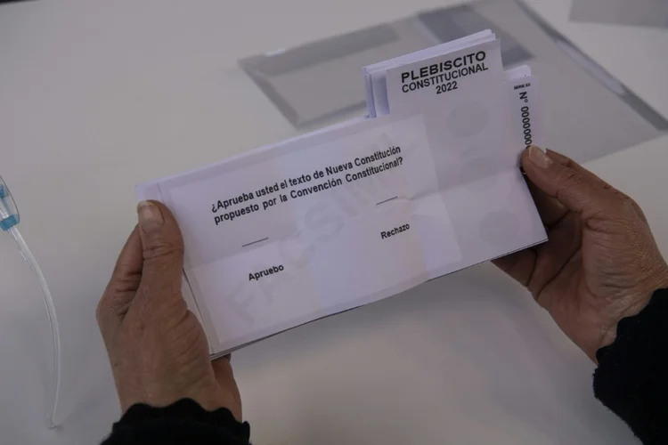 Funcionário mostra as folhas que os cidadãos do Chile usarão para se pronunciar sobre uma Constituição

 (Miguel SANCHEZ/AFP)