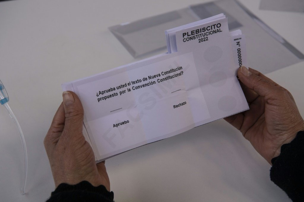 Começa a contagem de votos para nova Constituição no Chile