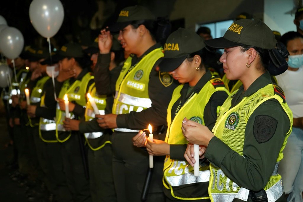 Policiais colombianos participam de homenagem na Polícia Metropolitana de Neiva em 2 de setembro de 2022, após um ataque com explosivos matar oito policiais

 (AFP/AFP)