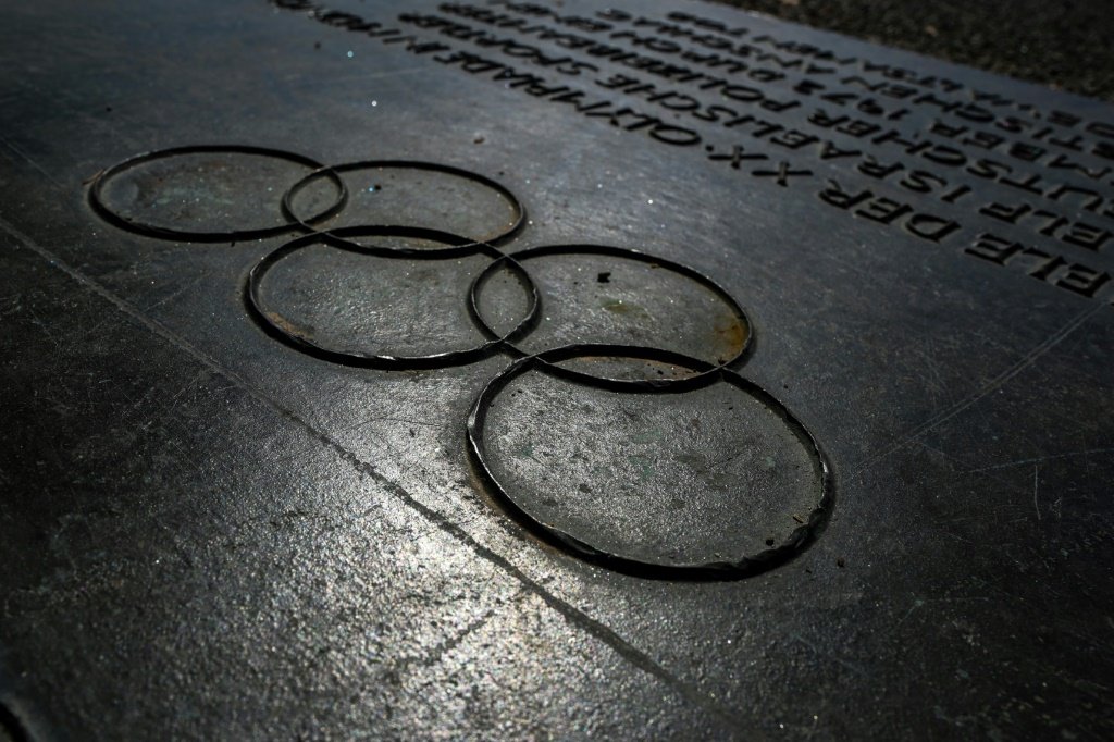 Placa de homenagem no Memorial das Vítimas do Ataque de 1972 no Parque Olímpico de Munique (AFP/AFP)