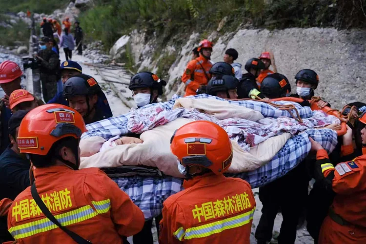 Equipes de emergência transportam pessoa ferida em terremoto de 6,6 graus na província chinesa de Sichuan (AFP/AFP Photo)