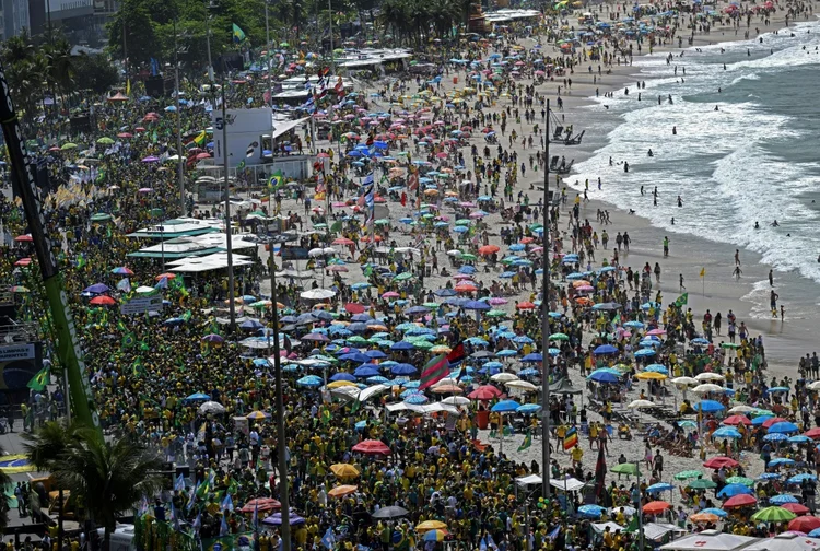 Simpatizantes do presidente Jair Bolsonaro se reúnem na praia de Copacabana, no Rio de Janeiro, em 7 de setembro de 2022

 (AFP/AFP)