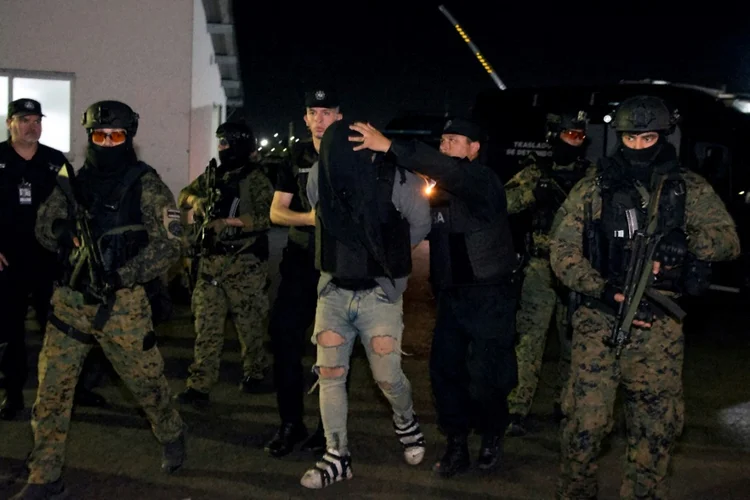 Segurança do Aeroporto da Argentina com Fernando Andrés Sabag Montiel, detido após tentar assassinar a vice-presidente argentina (AFP/AFP Photo)