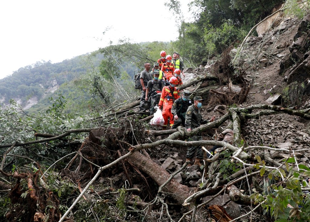 Chuva e tremores secundários prejudicam buscas por sobreviventes do terremoto na Indonésia