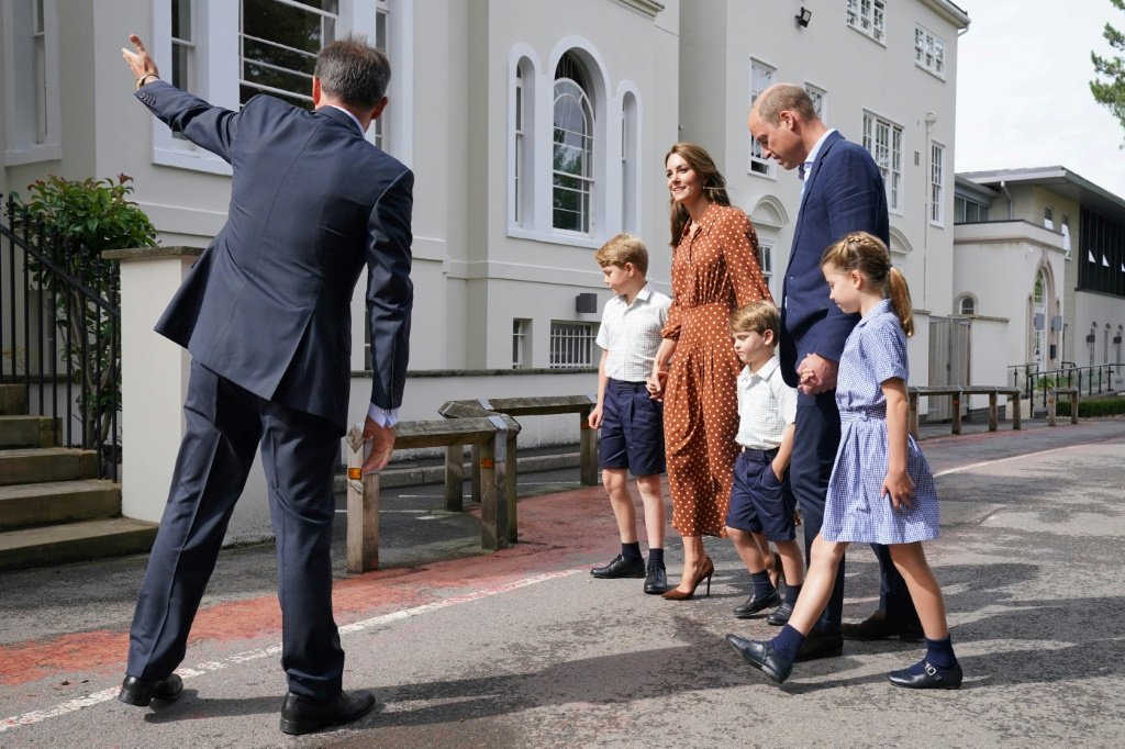 Duque e a duquesa de Cambridge acompanham seus filhos, George (à esquerda), Louis e Charlotte na Lambrook School