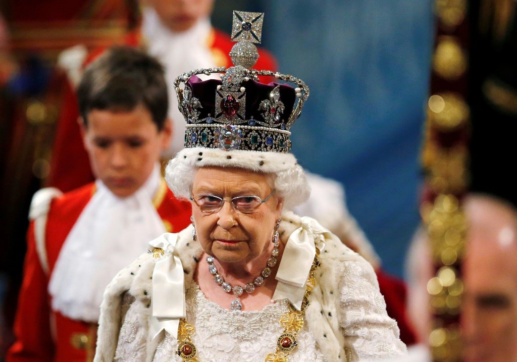A rainha Elizabeth II com a Coroa Imperial do Estado (AFP/AFP Photo)
