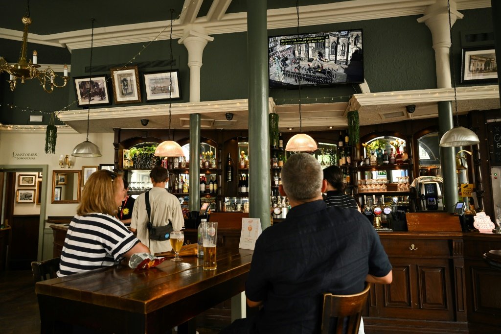 O maior grupo de pubs do Reino Unido planeja manter os pubs abertos e exibir o funeral em suas televisões (AFP/AFP Photo)