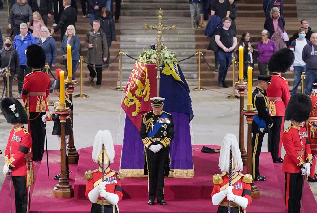 O rei Charles III durante uma vigília ao lado do caixão de sua mãe, a rainha Elizabeth II, no Westminster Hall do Parlamento, em Londres (Toni CERDÀ/AFP)
